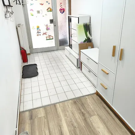 Komplettes Mit Separatem Eingang *